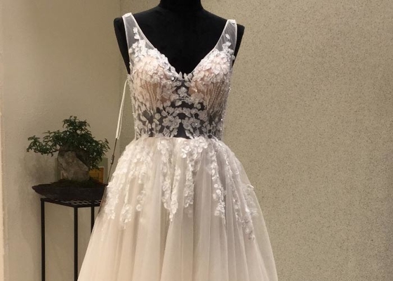 Lace AppliquesWhite Ball Gown Wedding Dress / Long Beautiful Ball Gown Dresses