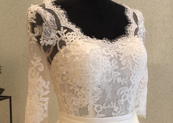 Elegant Lace Voile Bridal Ball Gowns With Long Sleeves Satin Zipper Back Design